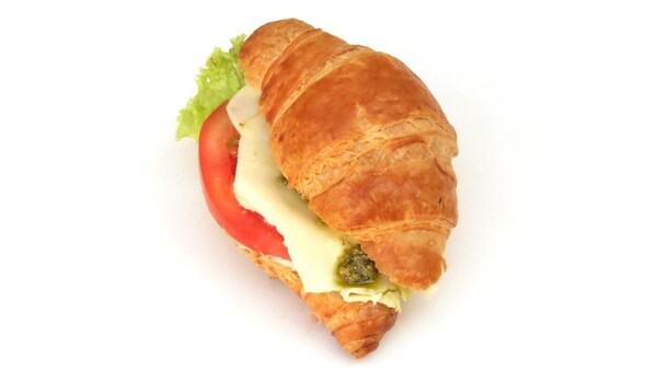 Mini croissant s mozzarellou, rajčaty a bazalkovým pestem
