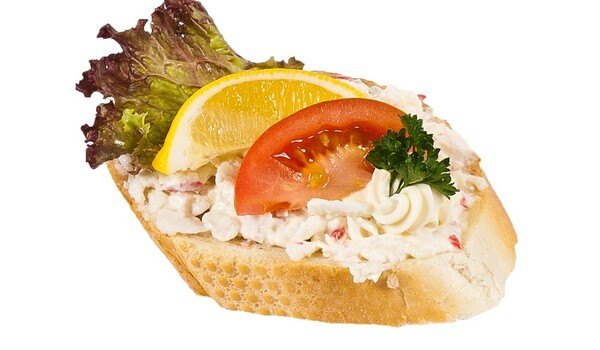 Chlebíček s krabím salátem surimi