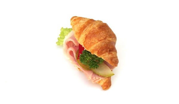 Mini croissant se šunkou od kosti a nakládanou okurkou