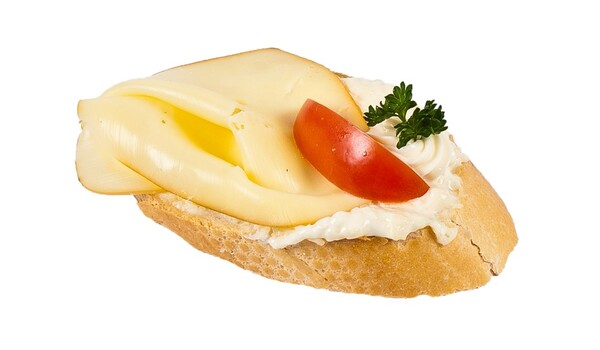 Chlebíček s uzeným Eidamem na sýrové pomazánce s česnekem