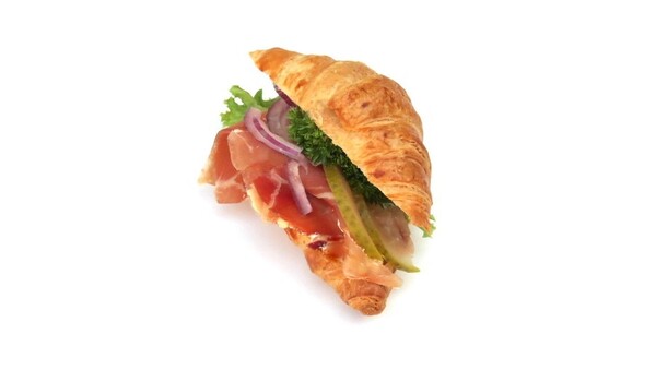 Mini croissant s pršutem, červenou cibulkou a okurkou